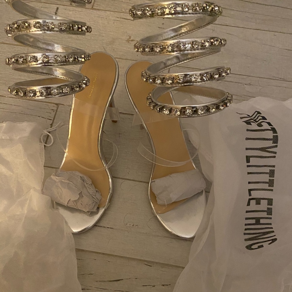 *Brand New* never worn! Size 7 heels